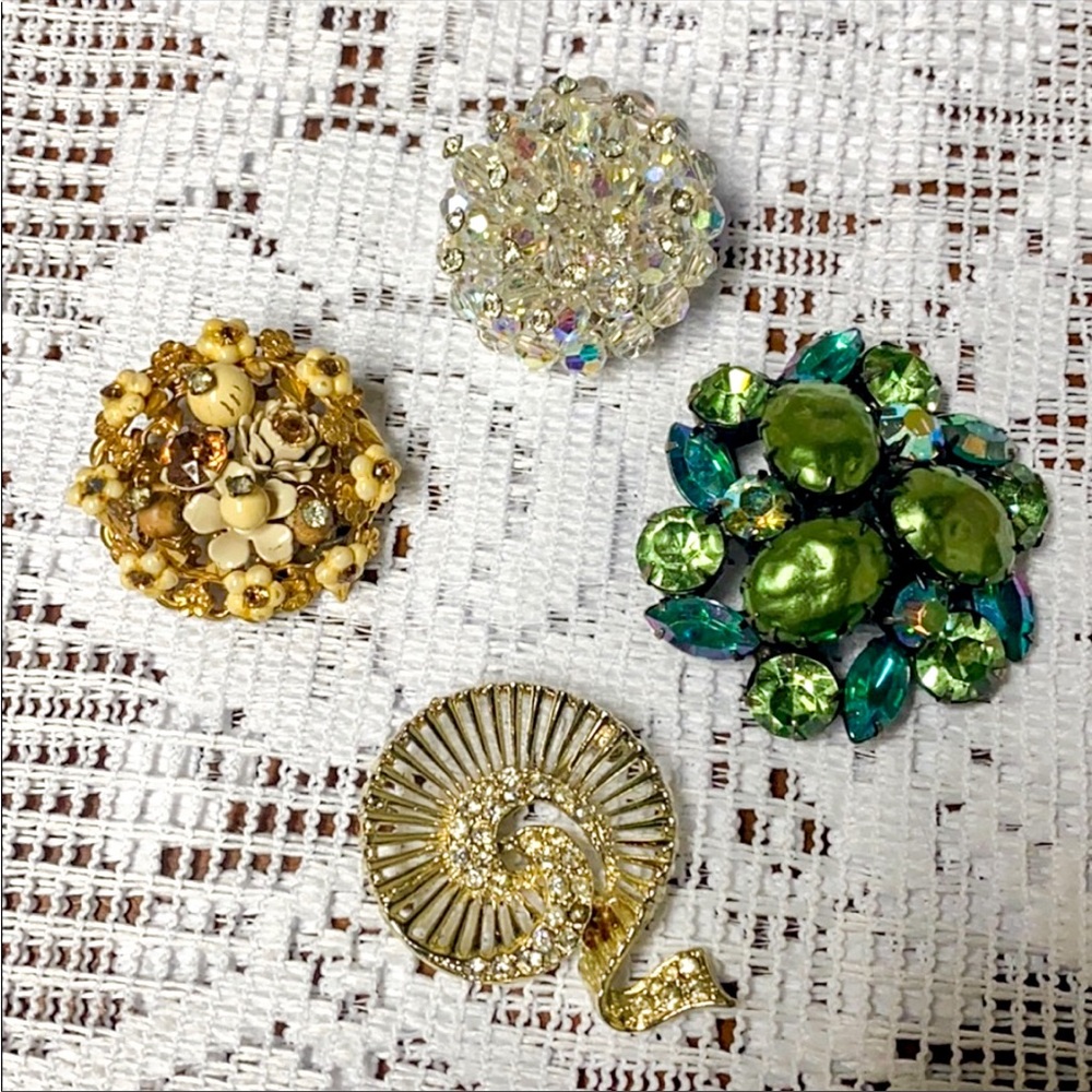 Assorted vintage brooches